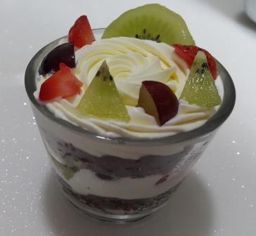 Fresh fruits cake + 8 multi-layer cup cakes